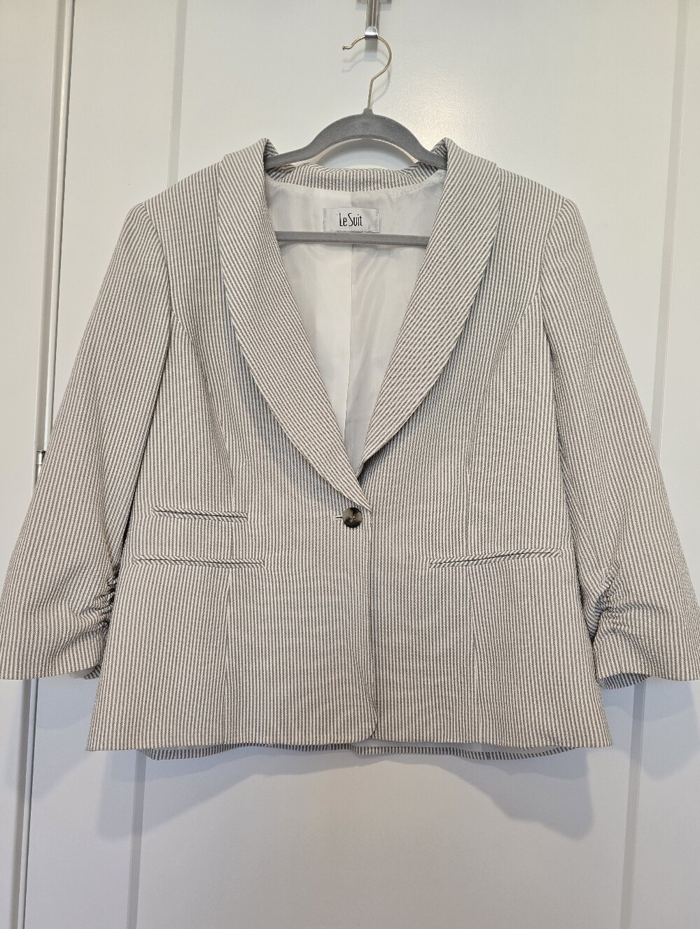 NWOT Le Suit Striped Gray and Cream Pinstripe Shawl Collar Blazer Seersucker